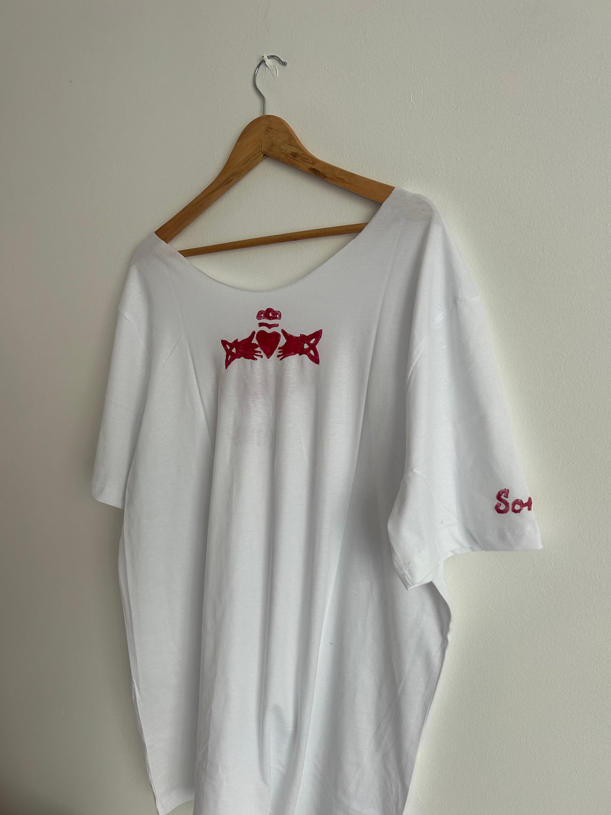 Éire Claddagh Tee – Off the Shoulder - Wonky XL