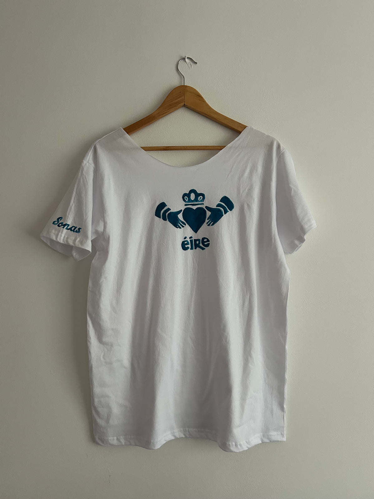 Éire Claddagh Tee – Off the Shoulder