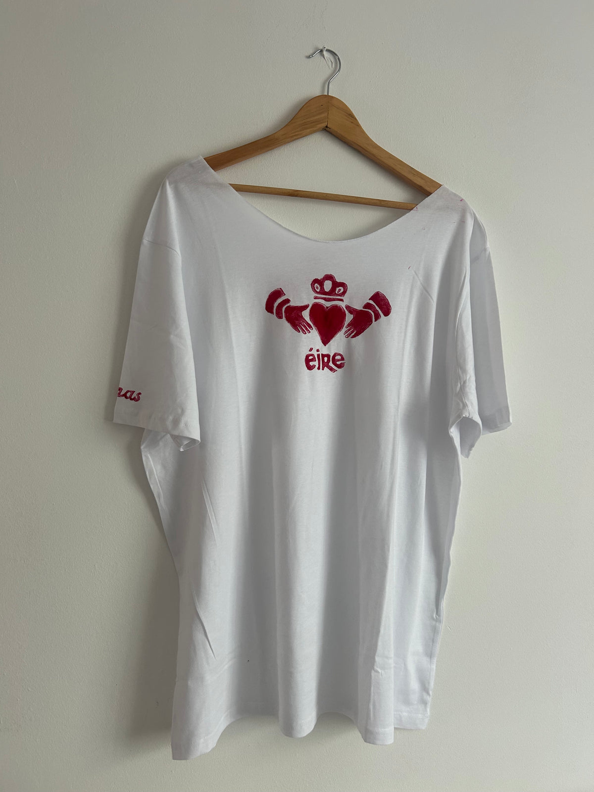 Éire Claddagh Tee – Off the Shoulder - Wonky XL