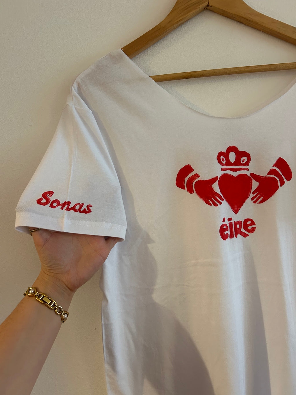 Éire Claddagh Tee – Off the Shoulder - Wonky