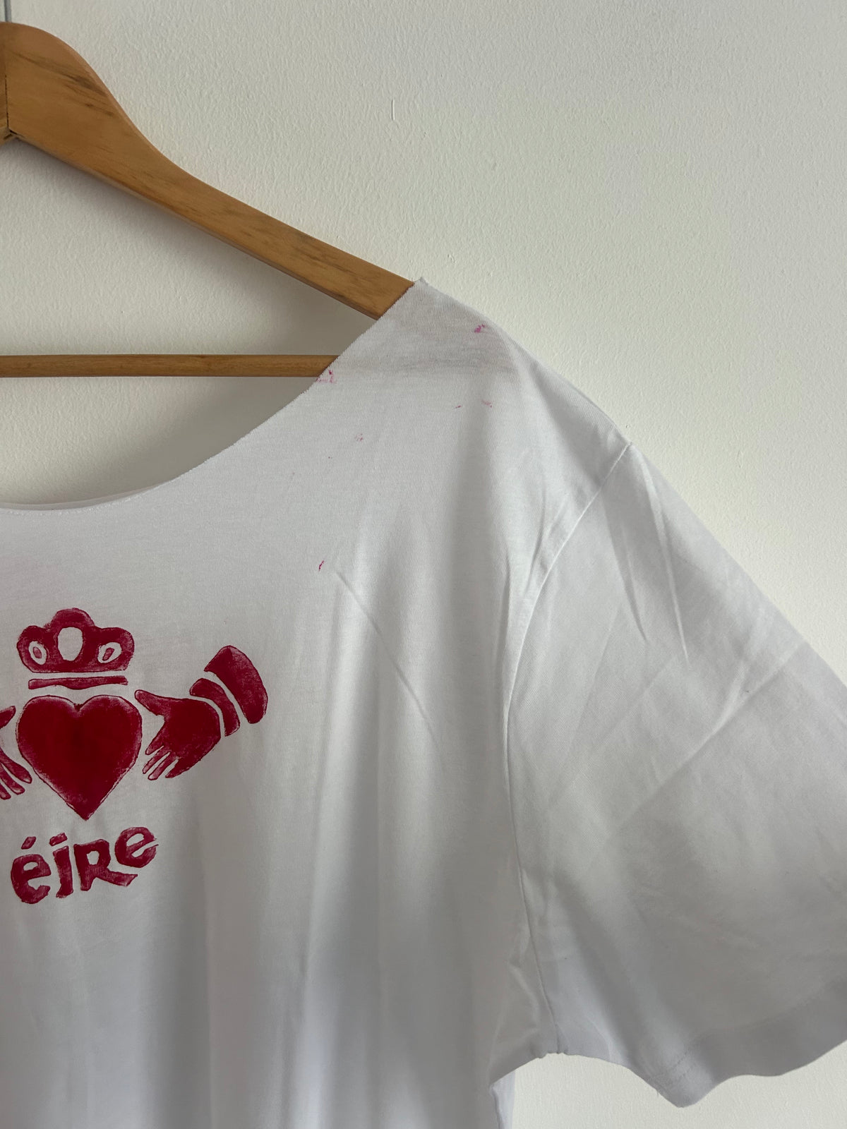 Éire Claddagh Tee – Off the Shoulder - Wonky XL