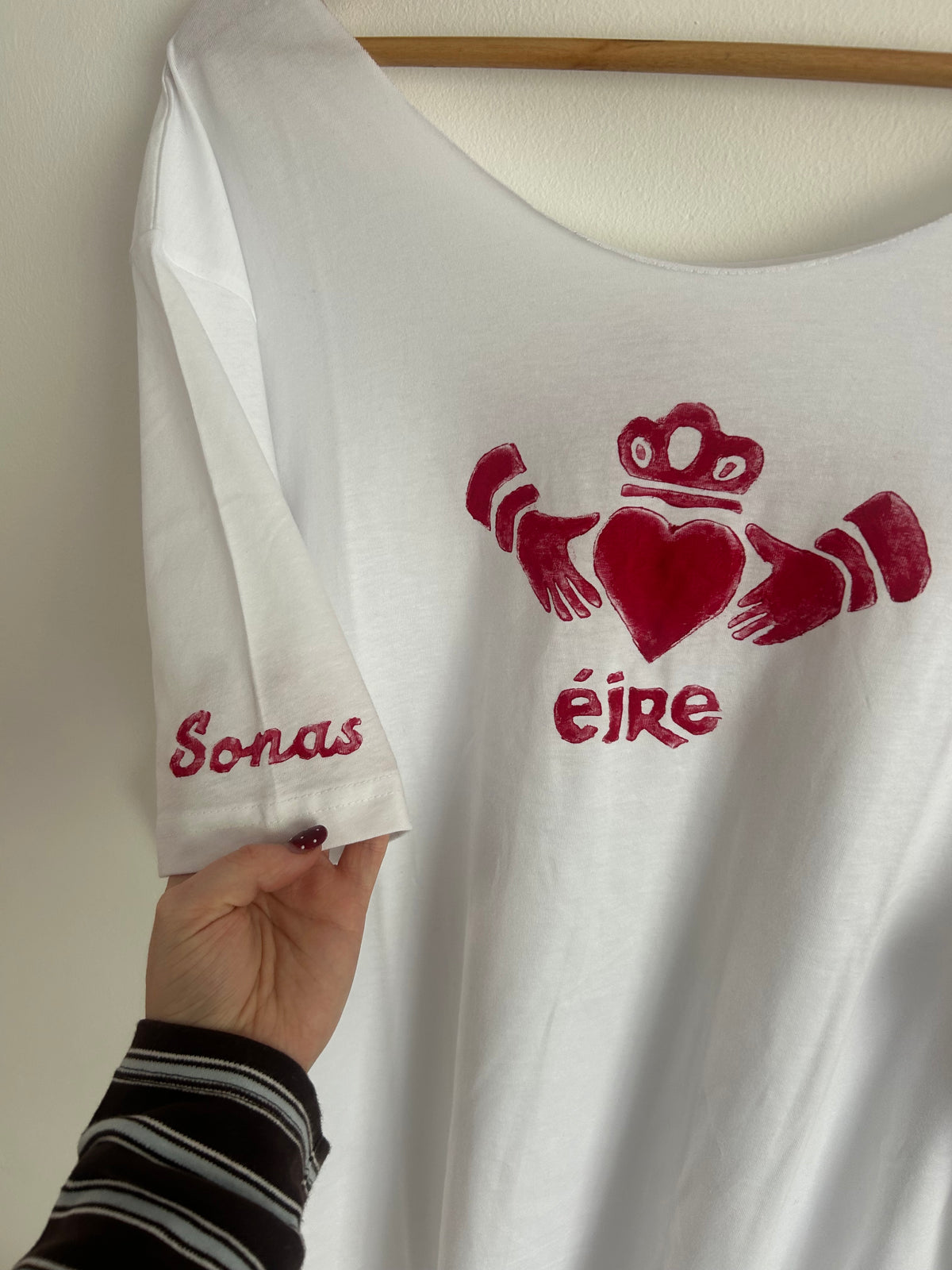 Éire Claddagh Tee – Off the Shoulder - Wonky XL