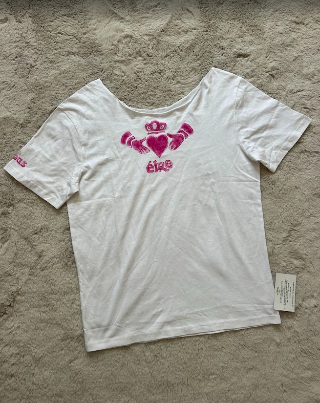 Éire Claddagh Tee – Off the Shoulder (Wonky / Pink / S)