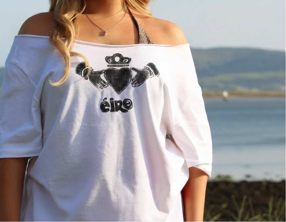 Éire Claddagh Tee – Off the Shoulder