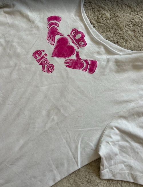 Éire Claddagh Tee – Off the Shoulder (Wonky / Pink / S)