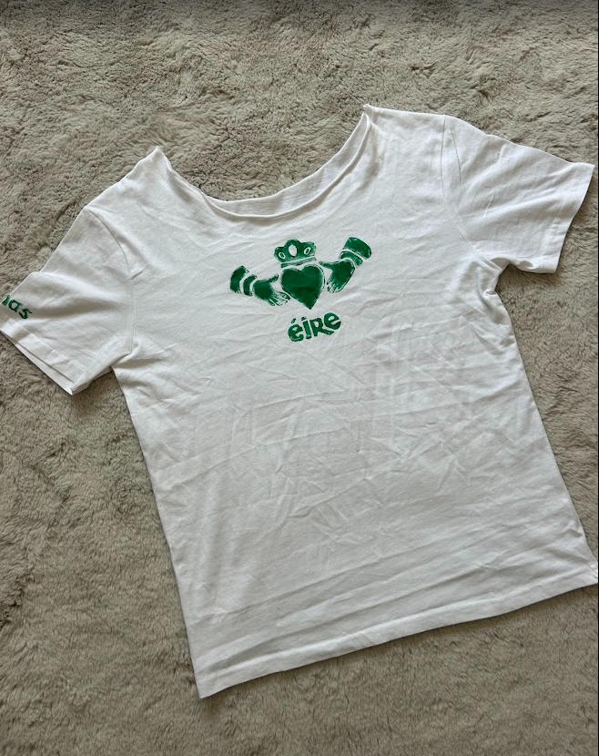 Éire Claddagh Tee – Off the Shoulder (Wonky / Green / S)